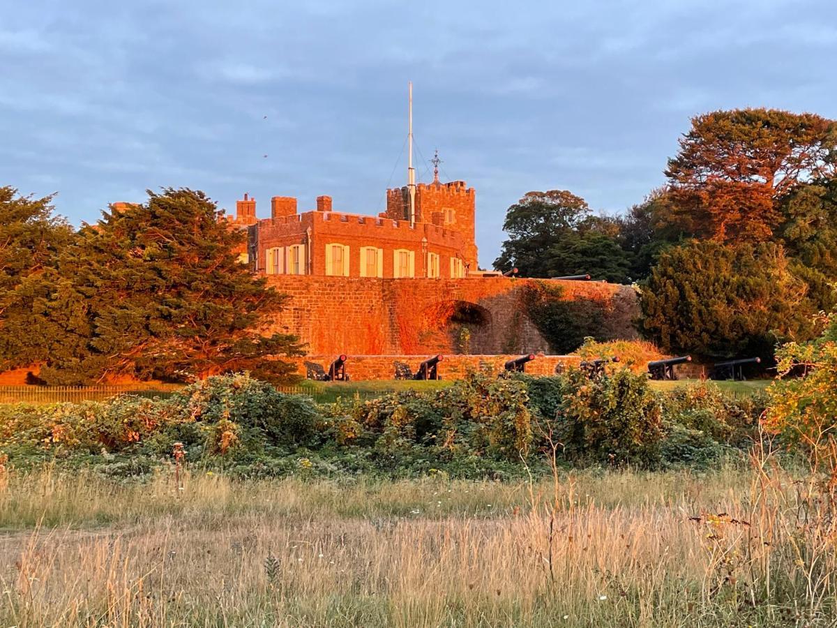 Fab Stay Uk - Coastal And Country Retreat With Free Secure Off Road Parking Minutes From Both Dover And Deal Kültér fotó